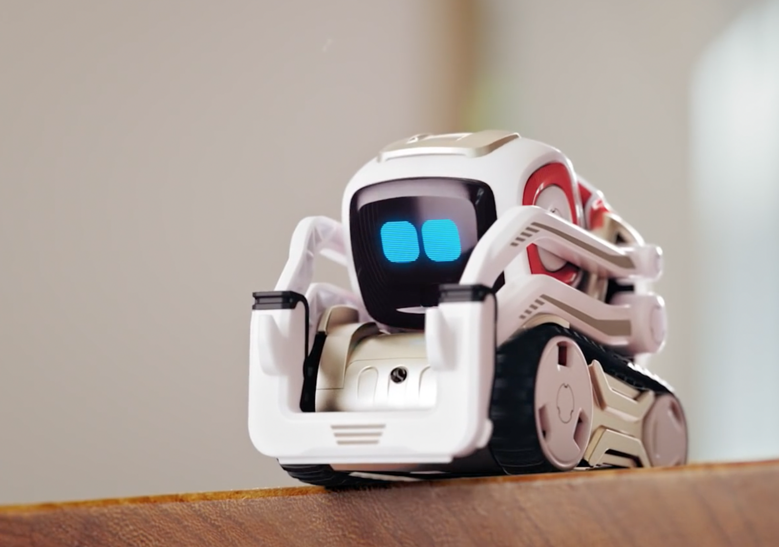 cozmo robot alza