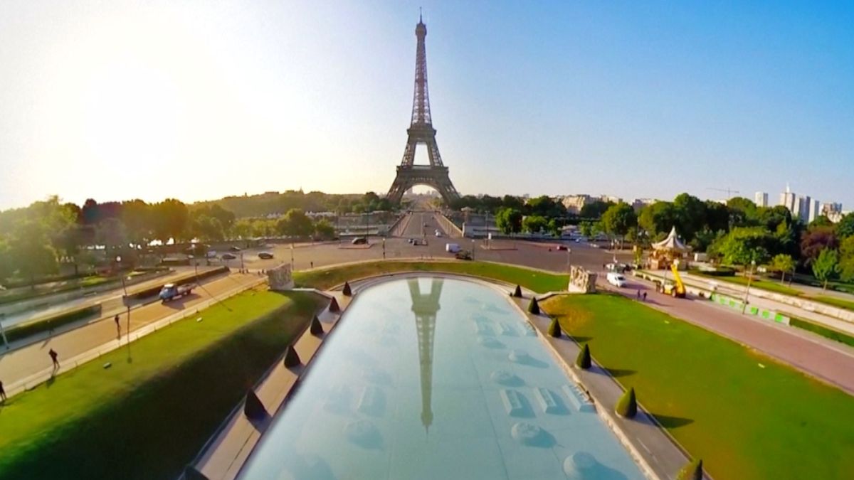 Notre Dame ou les Champs-Élysées vus d’en haut et virtuellement.  Une entreprise française invite les touristes à une visite insolite de Paris