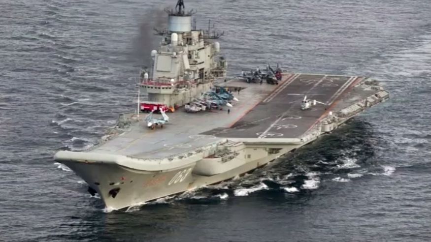 Smolař Admirál Kuzněcov. Hoří jediná ruská letadlová loď
