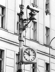 Speciální kamera, která po léta sledovala vchod do domu člena Charty 77 Petra Uhla.