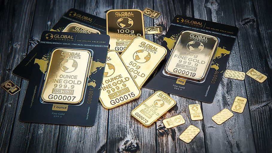 Cena zlata v eurech překonává rekordy. Svědčí jí pandemie