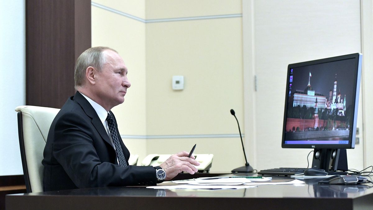 Z Putina je terč pro hackery. Fotka omylem prozradila, že používá staré Windows
