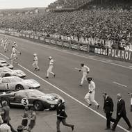 Ford se spojil s bývalým vítězem z Le Mans Carollem Shelbym, kterého srdeční vada vyřadila ze závodění. Souhlasil, že pro Forda sestrojí nový typ auta. (Na fotografii začátek závodu Le Mans, 18. 6. 1966.)