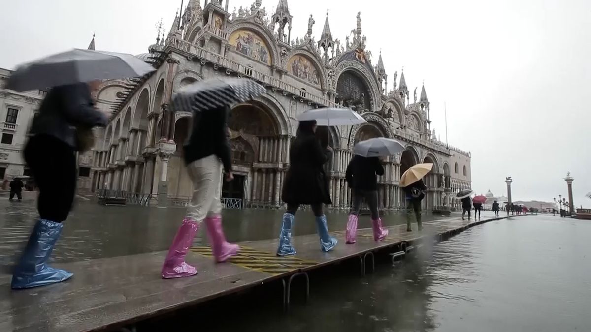 Holínky pro každého turistu. Centrum Benátek zaplavila voda