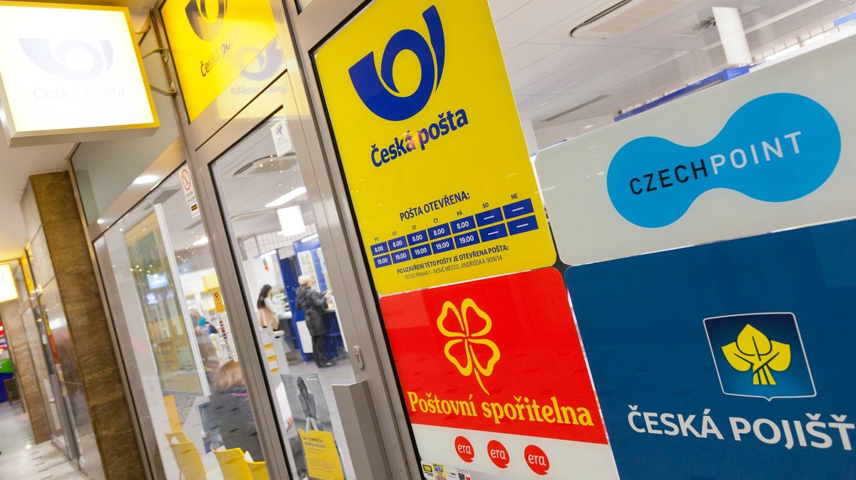 Česká pošta loni snížila ztrátu na 756 milionů. Propouštěla a rostly jí tržby