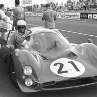 Vozy stáje Ferrari (na snímku z 19. června roku 1966, jezdec Jean Guichet) vítězily na okruhu v Le Mans nepřetržitě od roku 1960 až do roku 1965. To byla výzva pro Henryho Fonda, který se chtěl pomstít Enzo Ferrarimu za to, že odmítl domlouvané spojení své automobilky s Ford Motor Company. Příběh jejich souboje se dočkal zfilmování, v roce 2019 šel do kin snímek Le Mans '66.