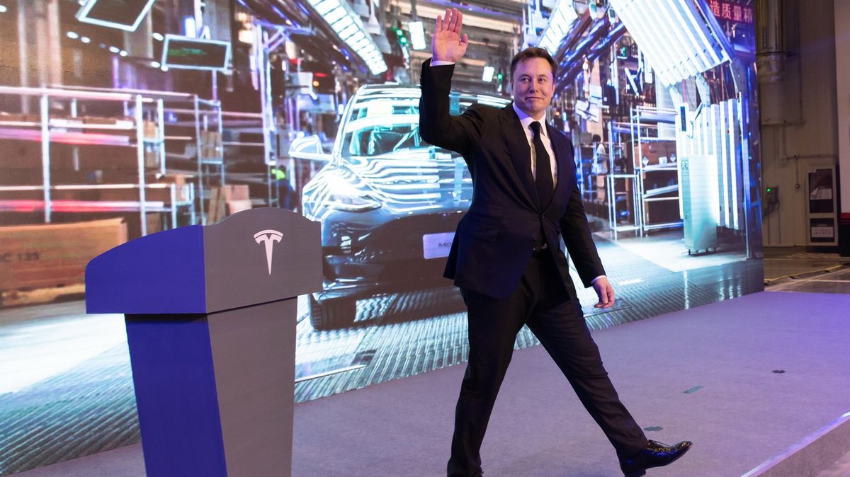 Souboj automobilek: Tesla převálcovala Volkswagen a chystá se na Toyotu