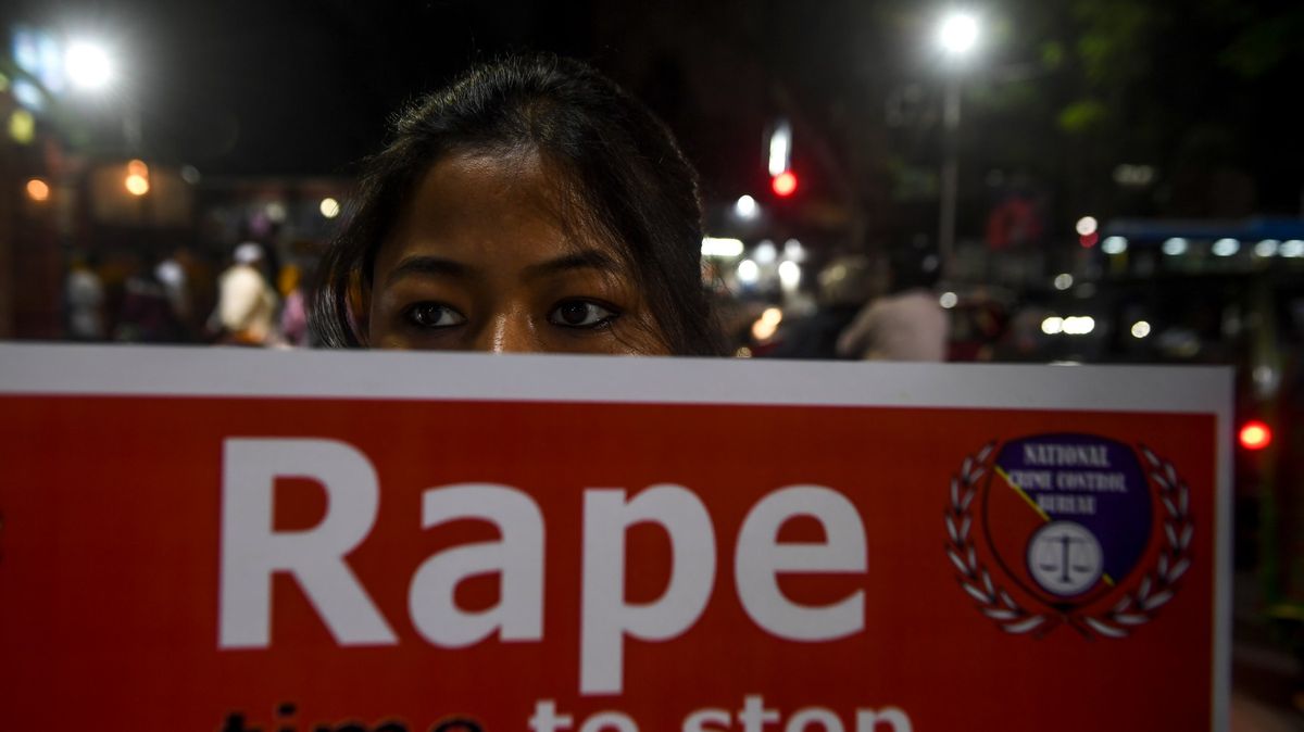 Indové podezřelí ze znásilnění a upálení chtěli utéct. Zastřelili je