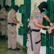 Na sociálních sítích se mezitím objevily fotografie zveřejněné kanceláří prezidenta Nayiba Bukeleho, které ukazují stovky vězňů svlečených jen do šortek mezitím, co byly kontrolovány jejich cely.