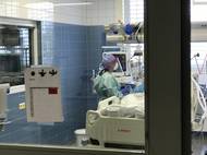 Do speciálního boxu personál vstupuje po takzvané filtraci, při níž si musí nasadit několik ochranných pomůcek.