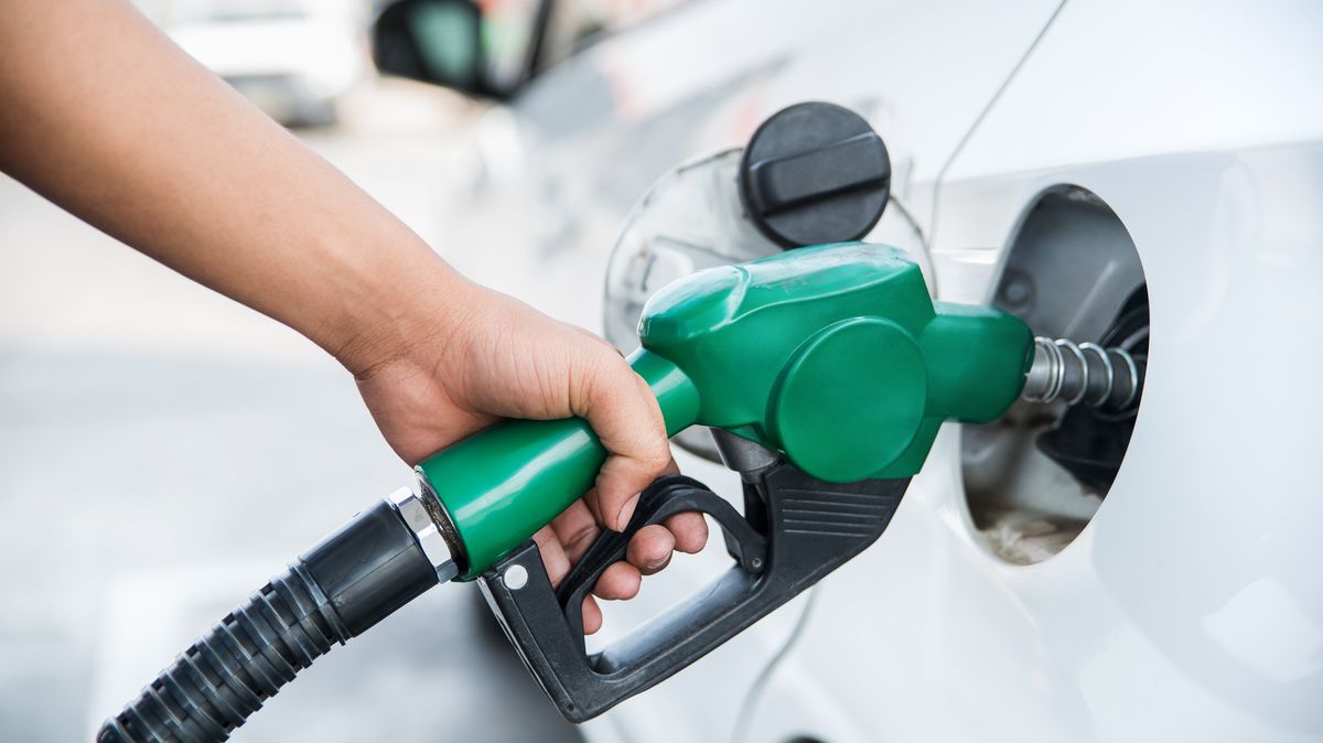 Průměrná cena benzinu v Česku klesla po pěti měsících pod 42 korun