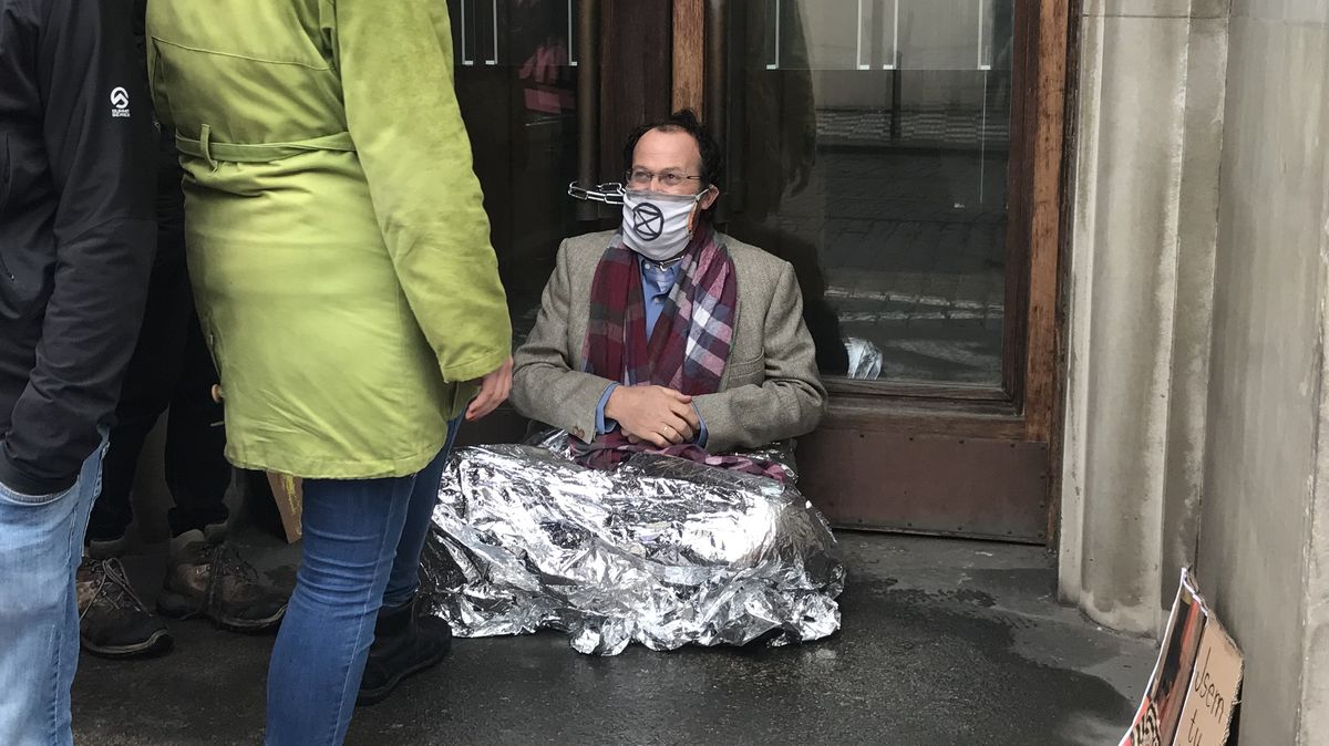 Další protest za klima. Aktivisté se připoutali ke dveřím u Schillerové