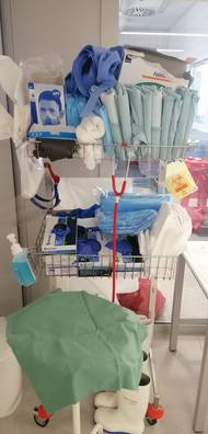 Onemocnění si žádá prevenci jako pláště, čepice, roušky, respirátory či návleky.