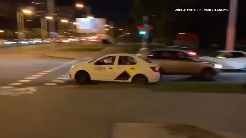 Video: Taxikář v běloruském Minsku zachránil riskantně demonstranta před policií