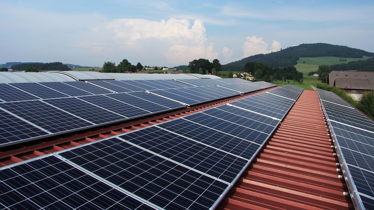 Solární kostlivec vypadl ze skříně, ministr chce od vlády 20 miliard navíc