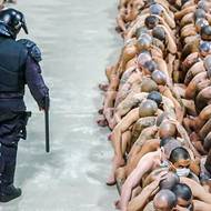 V Salvadoru se do dohlížení na zákaz vycházení spontánně zapojily i gangy, zřejmě z obav z nákazy a z toho, že nemocnice jim pak neposkytnou zdravotní péči. Šéf mezinárodního gangu Mara Salvatrucha uvedl, že členové jeho gangu si budou vynucovat zákaz vycházení i násilím.