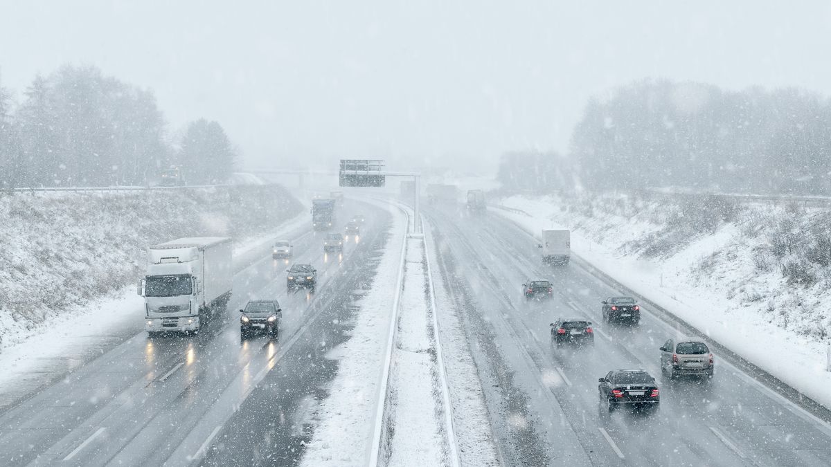 Vytrvalé sněžení zkomplikovalo dopravu. Chce to zvýšenou opatrnost