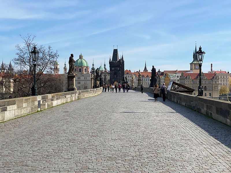 Praha před a po odlivu turistů