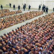 Změna nastala minulý víkend, kdy došlo k sérii vražd. Bylo zabito padesát tři lidí, z toho 29 jen v neděli.   