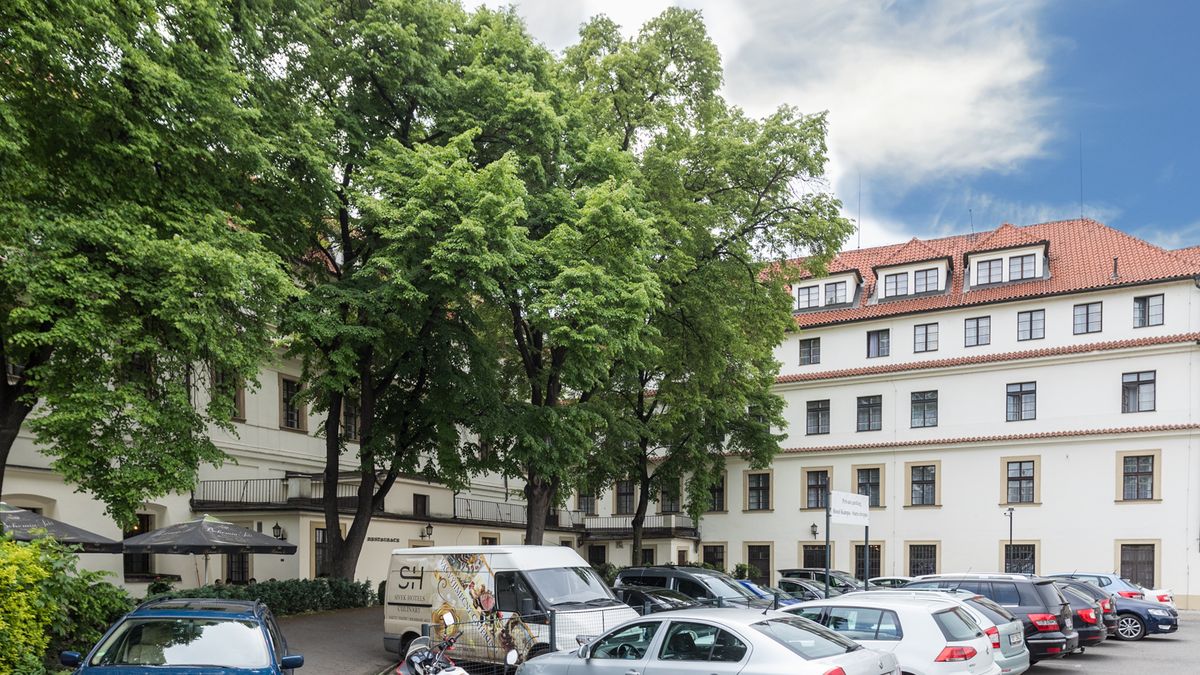 Sokolové zrušili tendr na hotel na pražské Kampě, kolem něhož kroužili Rusové