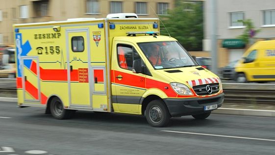 Žena v Karlových Varech pobodala tři malé děti, jedno z nich zemřelo