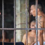 Salvadorský prezident Nayib Bukele okamžitě pověřil policii a armádu, aby použily jakoukoliv sílu proti členům gangů, kteří byli o víkendu údajně odpovědní za vraždy desítek lidí. 