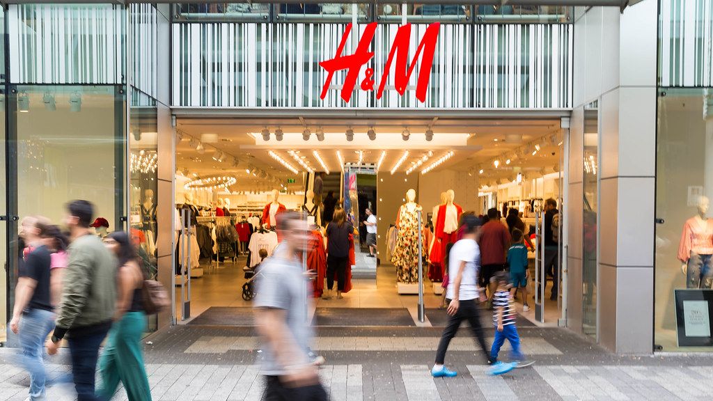 Švédskému oděvnímu řetězci H&M ve čtvrtletí vzrostly tržby jen mírně