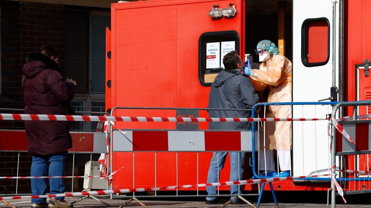 Byl koronavirus v Česku už v prosinci? Stát bude potřebovat na testy dobrovolníky