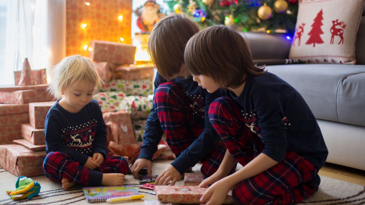 Подаруй дітям диво. Київські волонтери збирають подарунки для малюків в Україні