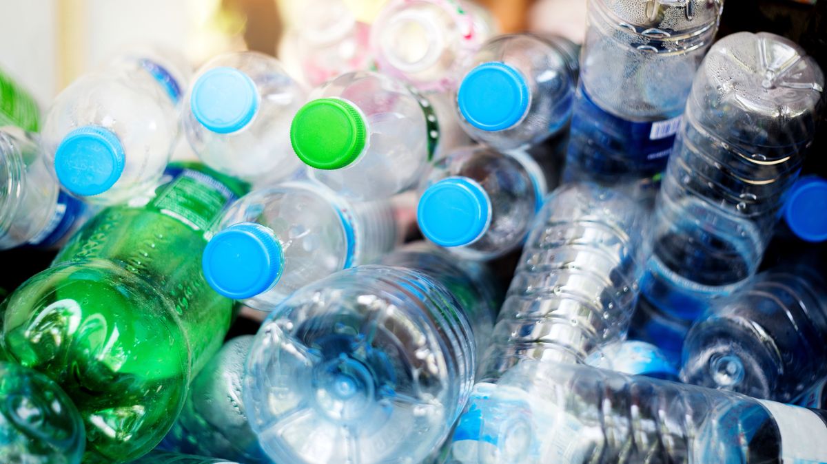 Dvacet společností vyrábí přes polovinu jednorázových plastových obalů