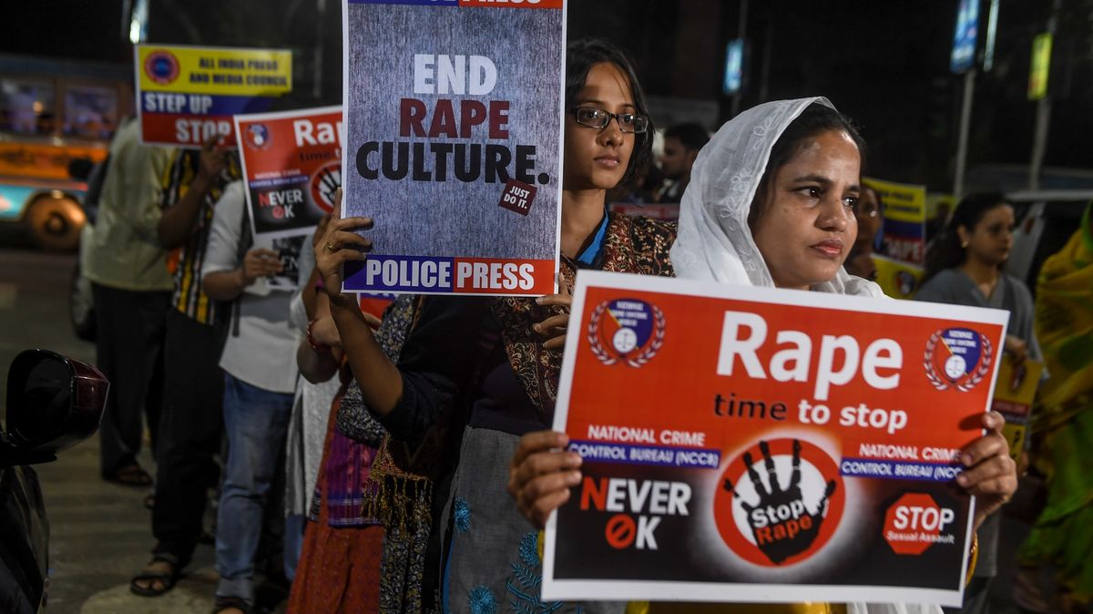 Cestou k soudu zapálili znásilněnou ženu. Další případ otřásá Indií