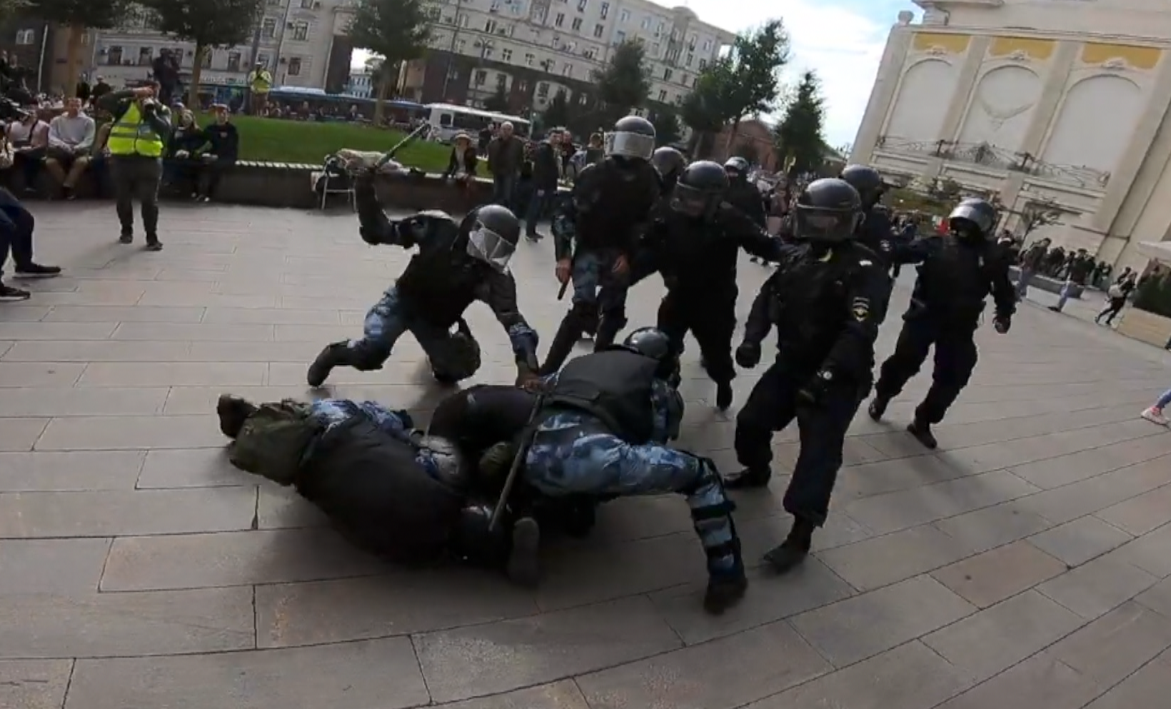 под грозить. под грозить. стрелково-гранатометный комплекс оц-14 «гроза». не стой под деревом во время грозы. памятка о правилах безопасности при грозе.