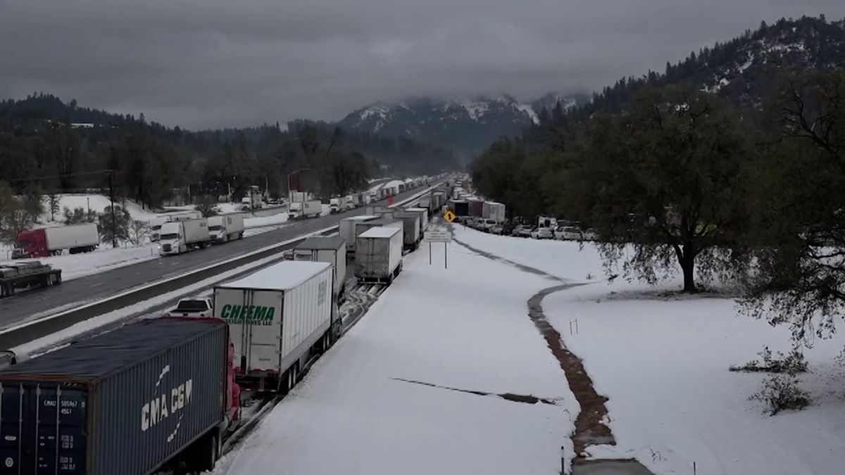 Video: Západ USA zasáhla zimní bouře. Kolabovala silniční i letecká doprava