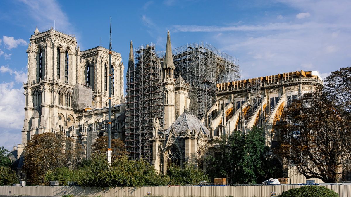 Ostrý spor o Notre-Dame. Prezident s generálem chtějí moderní věž, architekt historickou