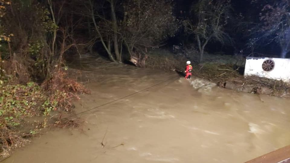 V rozvodněné řece na Slovensku utonuly tři ženy, když zachraňovaly zvířata z útulku
