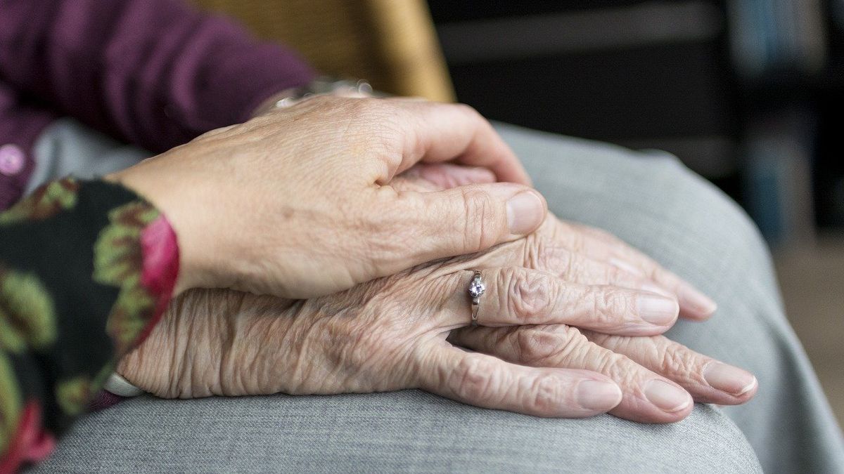 Přibývá domácích úrazů osamělých seniorů. První z nich na sobě testují nouzové tlačítko