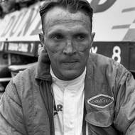 Další hvězda ze stáje Ford té doby: americký závodník a konstruktér Dan Gurney. 24 hodin Le Mans vyhrál společně s A. J. Foytem v roce 1967. Při oslavách pak začal na stupních vítězů spontánně stříkat šampaňské všude kolem, což se ujalo a dodnes je běžně k vidění na mnoha událostech v motoristickém sportu.