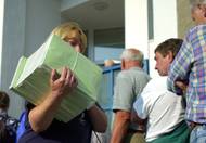 Téměř 150 lidí čekalo 24. června před osmou hodinou ranní u budovy archivní a spisové služby ministerstva vnitra v Pardubicích, kde se vydávaly aktualizované seznamy spolupracovníků Státní bezpečnosti. Za pětačtyřicet minut byly všechny výtisky rozebrány.