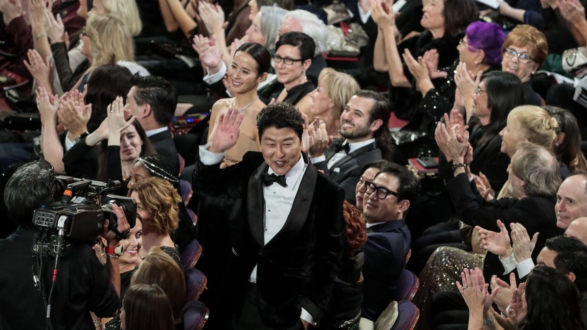 Momentky z udílení Oscarů: červený koberec, pózy a zákulisí