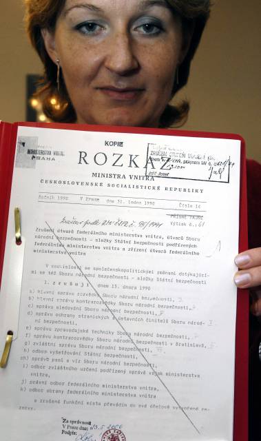 Úřad pro zpřístupňování dokumentů ministerstva obrany uspořádal 29. května v Praze-Braníku Den otevřených dveří. Zástupkyně ředitele úřadu Jitka Pourová zájemcům představila mimo jiné i kopii rozkazu ministra vnitra z roku 1990 nařizující zrušení Státní bezpečnosti (StB).