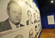 Historii, organizační strukturu, činnost, tváře, ale i používanou techniku někdejší československé Státní bezpečnosti (StB) přibližuje výstava Přísně tajné! v bratislavském Slovenském národním muzeu. K vidění jsou fotografie čelných funkcionářů Státní bezpečnosti, v pozadí text služební přisahy příslušníků StB.