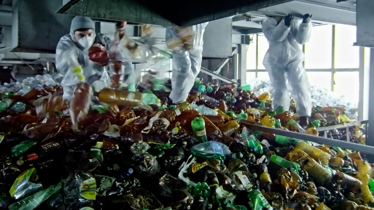 Recyklace je lež zaplacená ropou. Výroba plastu stoupá, bude ho víc než ryb