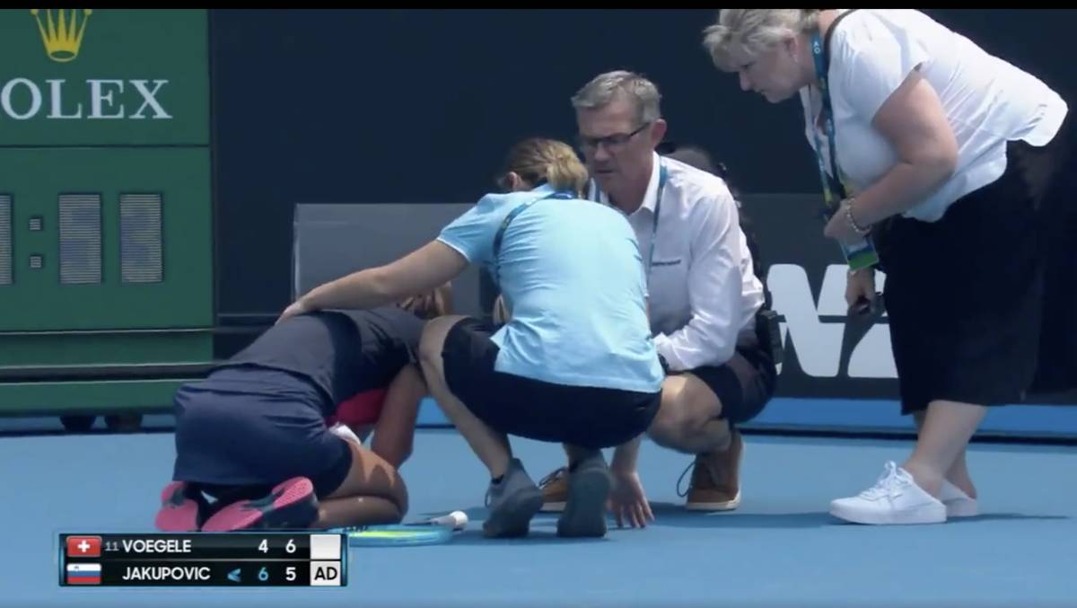 Slovinská tenistka Dalila Jakupovičová dostala dusivý záchvat kašle.