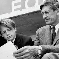 Syn Henryho Forda II Edsel Ford II. a hlavní píárista firmy Leo Beebe během sledování závodu 19. června 1966.