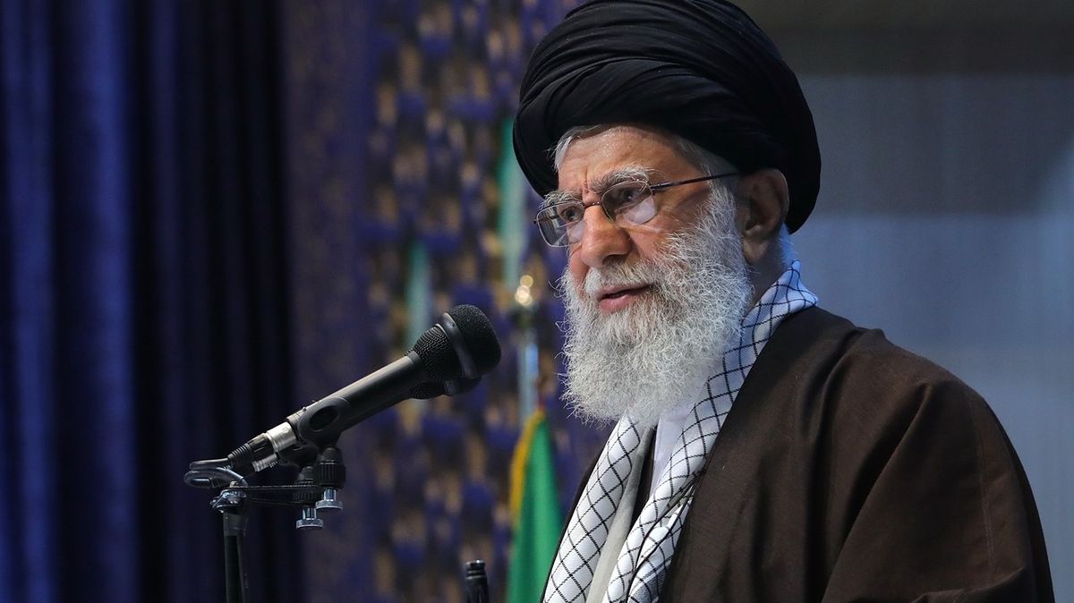 Miluje poezii, nenávidí USA a Izrael. Kdo je ajatolláh Chameneí?