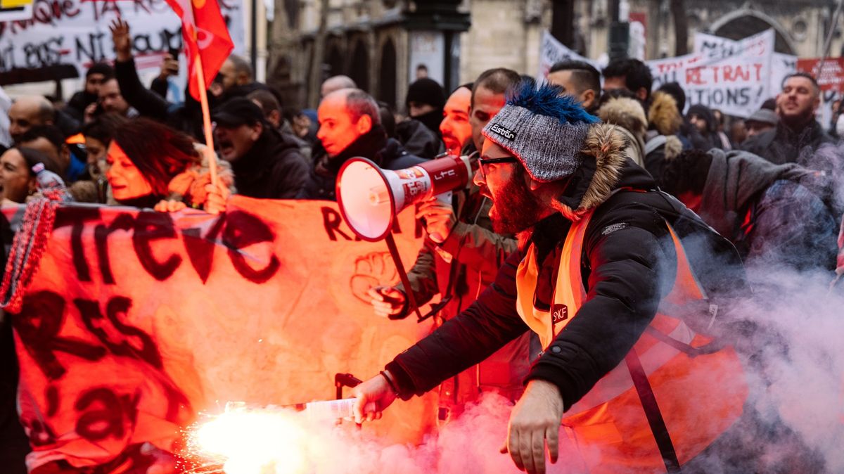 Stávky ve Francii opět nabírají na obrátkách, Macron si ale trvá na svém