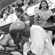 Carroll Shelby spolupracoval s týmem, do kterého patřil i vynikající zkušební jezdec a britský šampión Ken Miles (na snímku). Miles pak se spolujezdcem Denny Hulmem obsadili v Le Mans druhé místo po kontroverzním závěru závodu, který byl ovlivněn nařízením týmu, aby všechny tři vedoucí vozy Ford GT40 z marketingových důvodů projeli cílem společně. Jury nakonec rozhodla, že vítězem závodu byli Bruce McLaren a Chris Amon, protože vzhledem k jejich horší startovní pozici ujelo jejich vozidlo o pár metrů delší vzdálenost. (Ken Miles umírá pár měsíců po závodu. Testování vozu Ford 17. srpna 1966 se mu stalo osudným, dodnes není známá příčina nehody.)