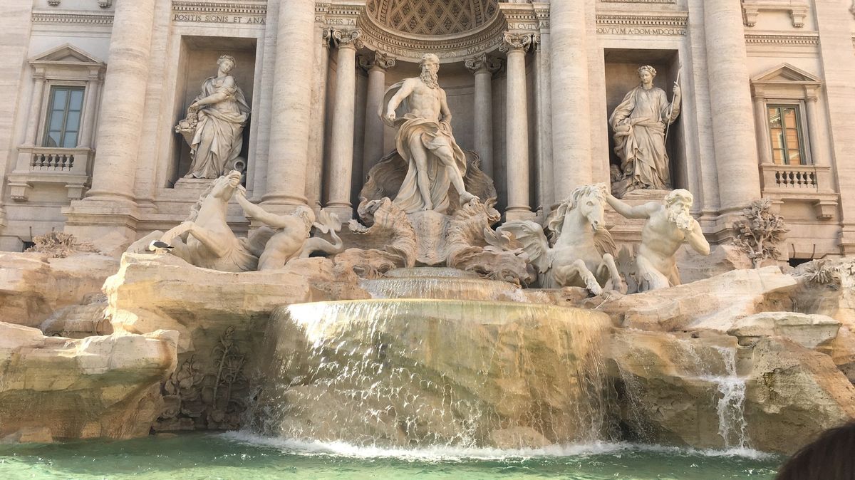 Na okraj slavné fontány di Trevi si už nesednete. Město ji nechá ohradit