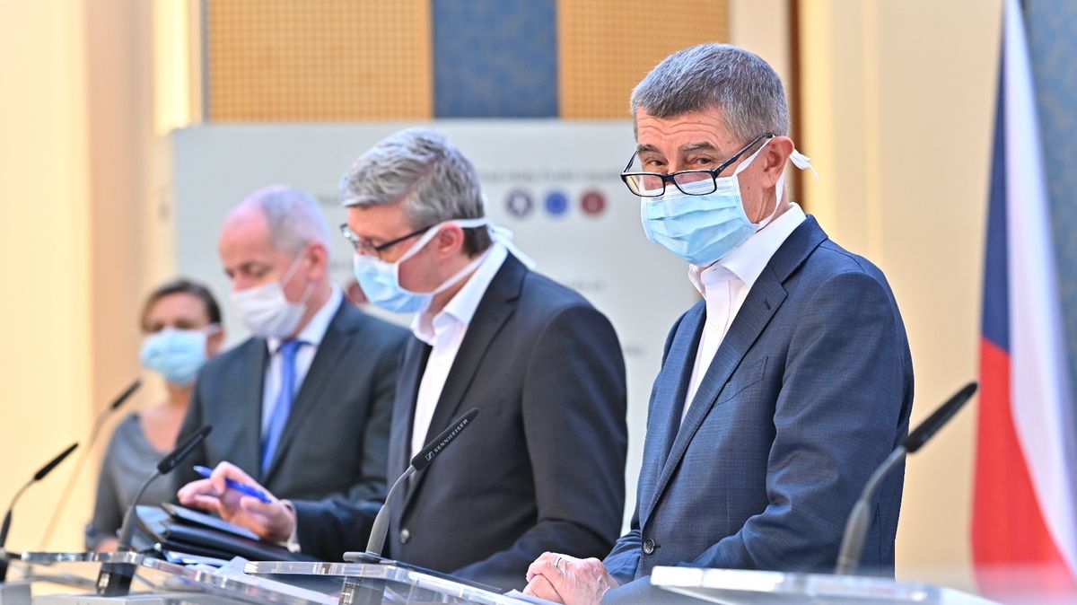 Zmatky kolem promoření Česka virem: přetlačují se tři hlavy na jednom krku
