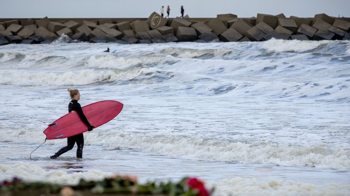 Pět surfařů zemřelo v nánosu mořské pěny. V moři přitom bývali jako doma